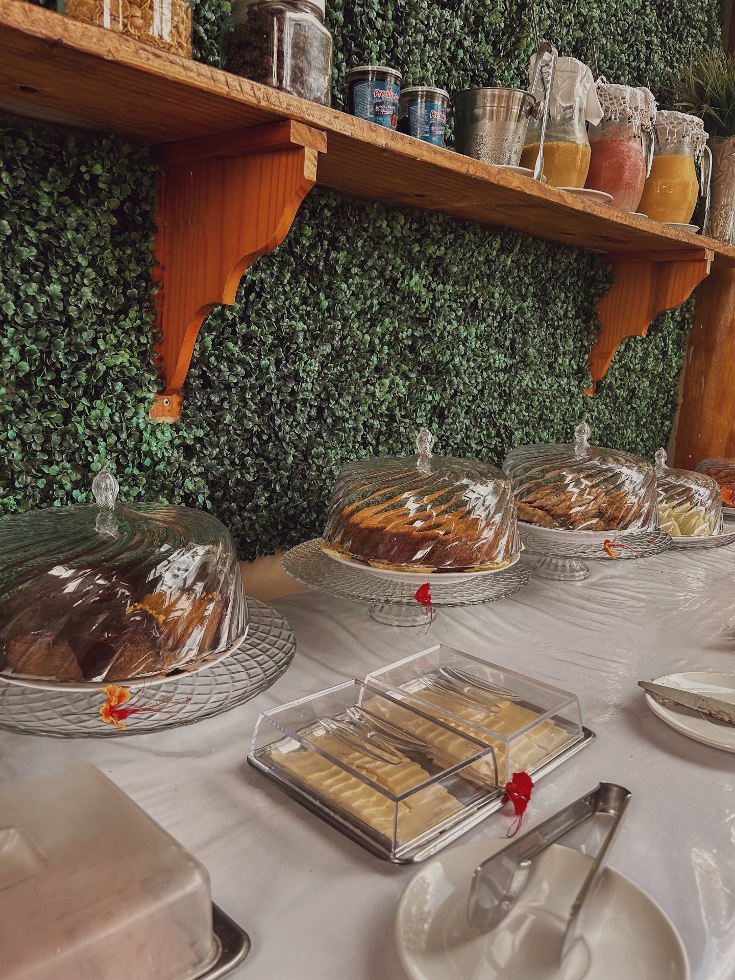 Mesa de café da manhã com boleiras de vidro e frutas frescas
